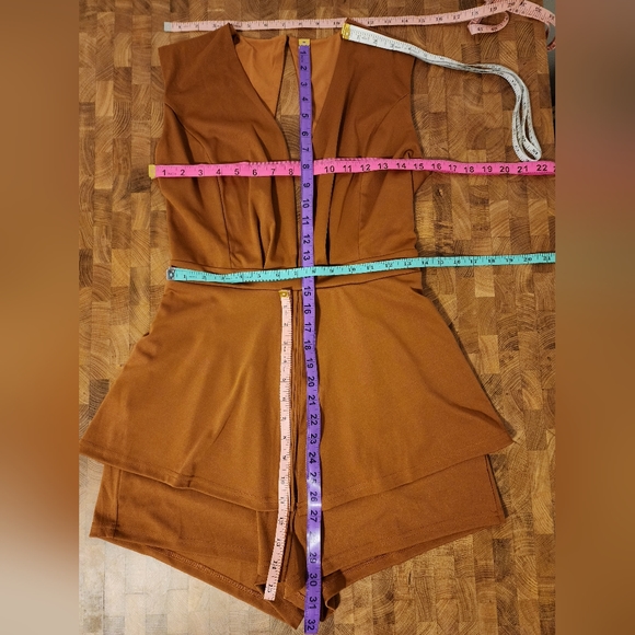 Lyaner split top romper. Small. Key hole back button closure. Neutral. Short V - Picture 10 of 16